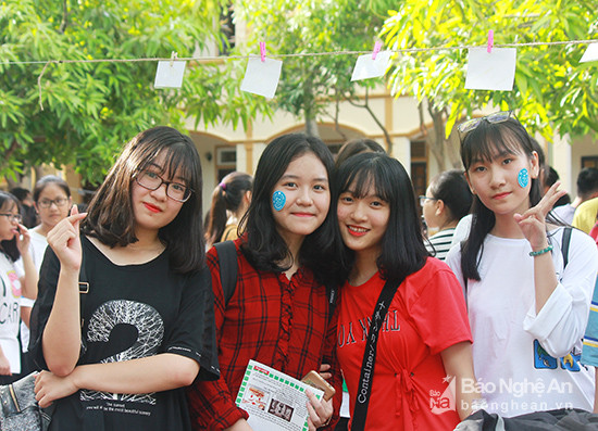 Clubs Fair (Hội chợ các câu lạc bộ) lần đầu tiên được tổ chức tại trường THPT chuyên Phan Bội Châu thu hút hàng trăm bạn học sinh đến tham gia. Ảnh: Chu Thanh