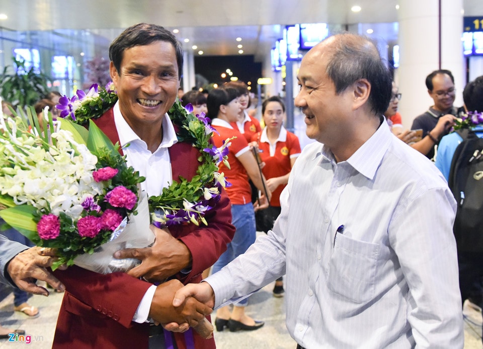 Doi tuyen bong da nu tro ve trong vong tay nguoi ham mo hinh anh 4