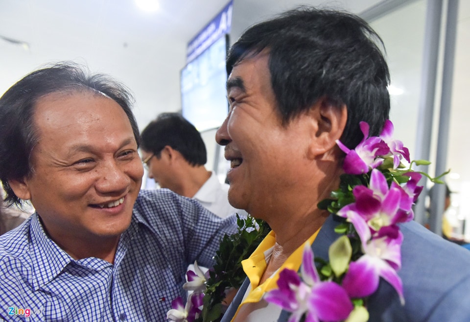 Doi tuyen bong da nu tro ve trong vong tay nguoi ham mo hinh anh 5