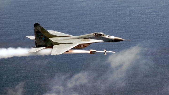 Để tiêu diệt mục tiêu trên bộ và trên không, MiG-29 được trang bị tên lửa không đối không và không đối đất Kh25 và Kh29 và các loại rocket S-8 và S-24....