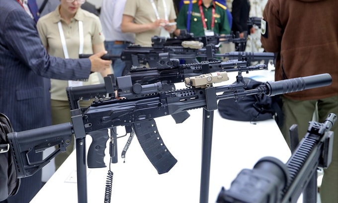 Gian hàng của tập đoàn Kalashnikov vẫn thu hút nhiều khách tham quan nhất, với hàng loạt phiên bản hiện đại của dòng súng trường tấn công AK.