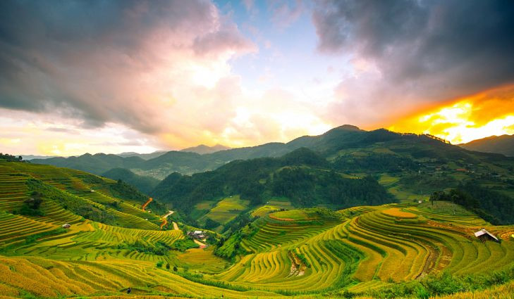 Ruộng bậc thang ở Mù Cang Chải, Yên Bái, Việt Nam. Ở đây lúa được trồng từ tháng 5 đến tháng 10 và được tưới nước bởi những cơn mưa mùa hè. Nhờ khí hậu dễ chịu, khách du lịch có thể ghé thăm nơi đây bất cứ lúc nào trong năm, trong đó thời điểm lý tưởng nhất là từ tháng 5 đến tháng 7. 