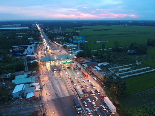 Trạm thu phí BOT Cai Lậy kẹt xe kéo dài 3km vào tối 15/8.