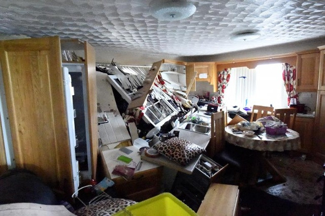 Nhà bếp của ngôi nhà bị phá hủy của Bernie Kearney được nhìn thấy, sau khi một vụ lở đất chở một tảng đá và chiếc xe của cô (nhìn thấy ở cửa sổ nhà bếp) đã đi qua nhà, trong những cơn mưa lớn ở Urris, Hạt Donegal, Ireland 24 tháng 8 năm 2017
