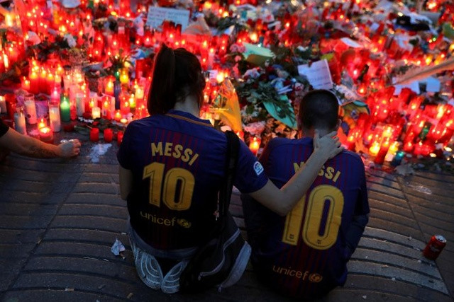 Mọi người tụ tập tại một đài tưởng niệm ngẫu hứng, nơi một chiếc xe tải đâm vào người đi bộ ở Las Ramblas ở Barcelona, Tây Ban Nha, ngày 20 tháng 8 năm 2017