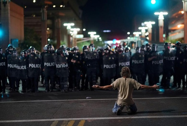 Một người biểu tình chế nhạo các viên chức cảnh sát sau cuộc vận động Donald Trump tổ chức tại Phoenix, Arizona, ngày 22 tháng 8 năm 2017