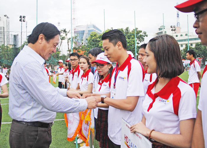 Đồng chí Lê Minh Thông tặng cờ lưu niệm cho các đội tuyển. Ảnh: Cảnh Nam