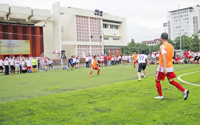 Pha sút xa ghi bàn của đội tuyển HDBank miền Bắc trong trận đấu với lãnh đạo HDBank miền Nam. Ảnh: Cảnh Nam