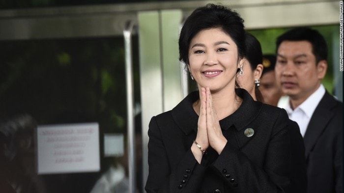 Cựu Thủ tướng Thái Lan Yingluck Shinawatra chào người ủng hộ khi rời Tòa án Tối cao hôm 21/7. Ảnh AFP