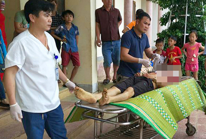Nạn nhân được người nhà đưa tới Bệnh viện Đa khoa huyện Hương Khê cấp cứu. Ảnh: Đ.H