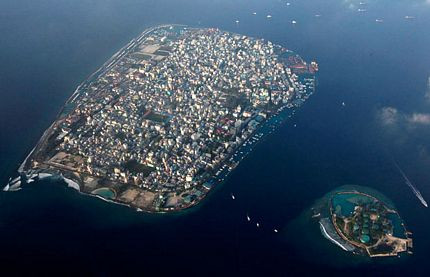 Cùng với sự nóng lên của vỏ trái đất và mực nước biển tăng cao, quần đảo Maldives có nguy cơ bị nhấn chìm cao nhất và có thể biến mất khỏi vỏ trái đất trong thời gian không xa. Chỉ cao hơn mực nước biển có 1,8 mét, Maldives hiện nay là quốc gia thấp nhất hành tinh.