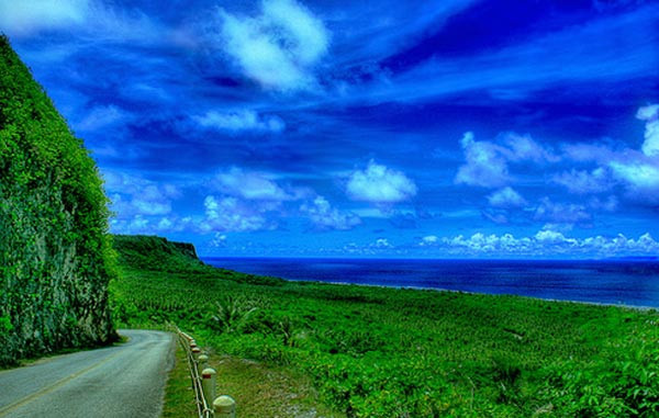 Do không có cát tự nhiên, người dân đảo quốc Guam đã sử dụng những rặng san hô xay nhỏ kết hợp với nhựa đường để xây đường đi trên đảo.
