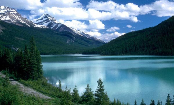 Với 3 triệu hồ nước, chiếm 9% diện tích lãnh thổ Canada và 60% lượng hồ trên toàn thế giới, Canada là quốc gia sở hữu nhiều hồ nước nhất hành tinh.