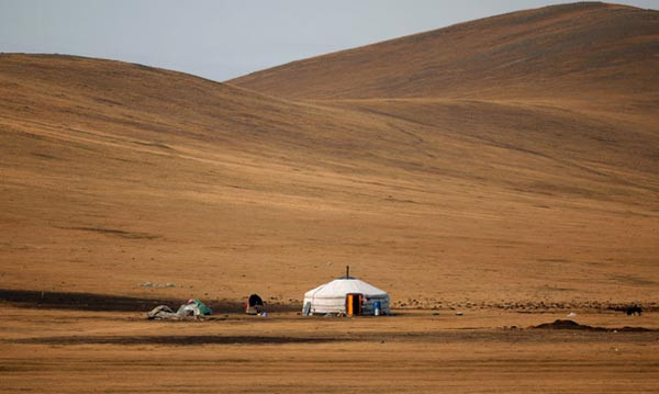 Với mật độ 4 người/1 dặm vuông, Mông Cổ hiện nay là nơi có mật độ dân số thưa thớt nhất. Các ngôi nhà, lều du mục cách xa nhau hàng km và chẳng phải dễ dàng gặp được hàng xóm ở Mông Cổ. Nơi có mật độ dân số cao nhất là quận Mong Kok ở Hong Kong với 340.000 người/1 dặm vuông.
