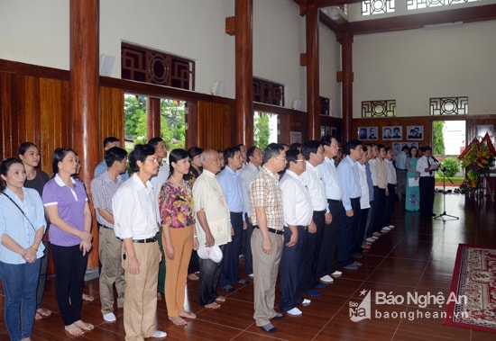 Đại diện lãnh đạo tỉnh Nghệ An và đông đảo người dân đã về với lễ giổ lần thứ 76 của đồng chí Nguyễn Thị Minh Khai. Ảnh: Thanh Sơn