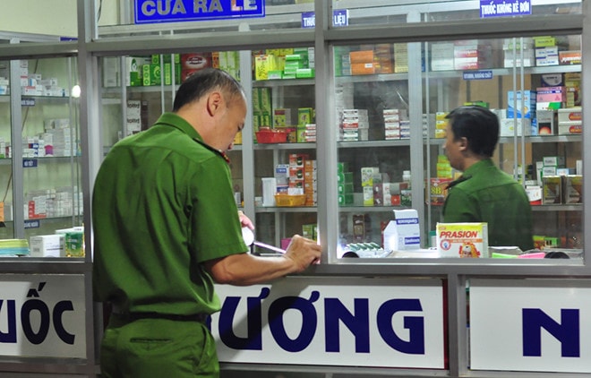 Công an khám nghiệm hiện trường. Ảnh: Ngọc An.