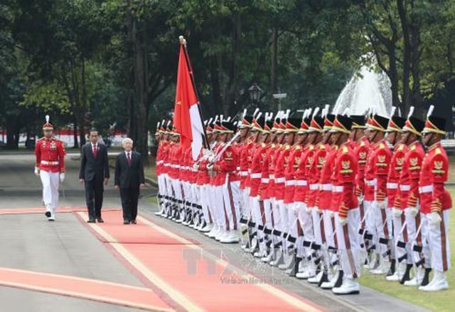 Tổng thống Indonesia Joko Widodo và Tổng bí thư Nguyễn Phú Trọng duyệt đội danh dự tại lễ đón.