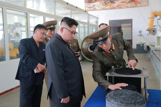 ông Kim Jong-un cũng đã nghe báo cáo về tiến trình sản xuất đầu đạn cho tên lửa đạn đạo liên lục địa (ICBM).