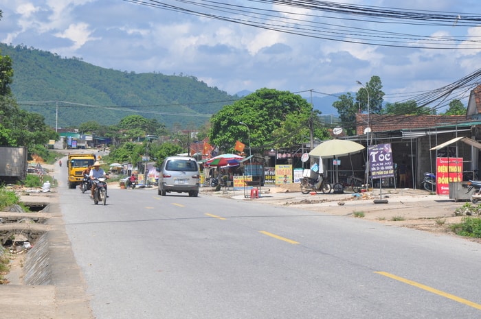 Đường Hồ Chí Minh đoạn qua địa bàn xã Hạnh Lâm (Thanh Chương). Ảnh: Công Kiên