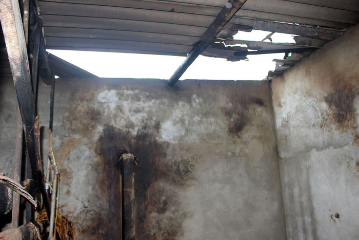 Nhà rơm của anh Lê Xuân Lương bị cháy vào đêm 25/8. Ảnh: Huy Thư