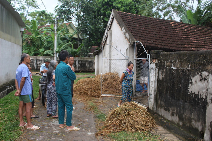 Người dân xóm Luân Phượng đang hoang mang trước các vụ cháy. Ảnh: Huy Thư