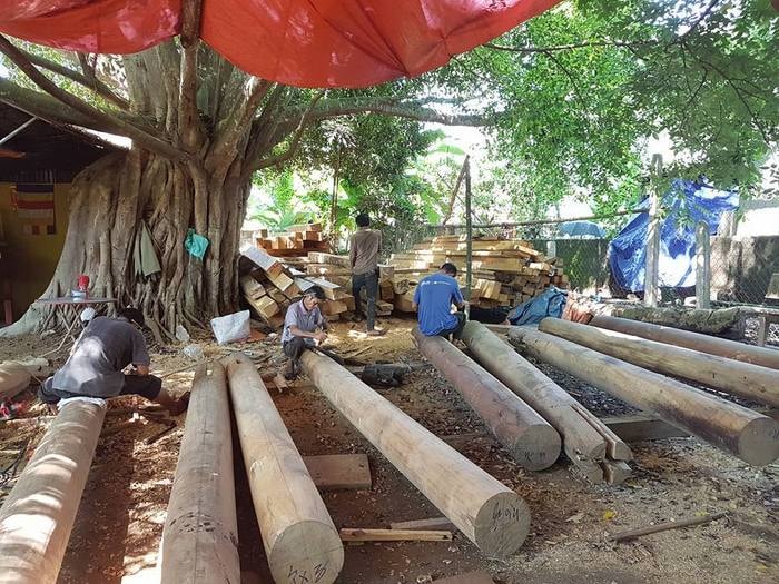 Những người thợ đang tích cực làm nhà bái đường. Công trình đền Khe Sặt được nâng cấp, xây dựng với kinh phí 2 tỷ đồng do nhân dân đóng góp. Ảnh: Tường Vi