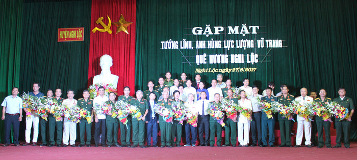 Lãnh đạo tỉnh Nghệ An và huyện Nghi Lộc tặng hoa chúc mừng các tướng lĩnh, anh hùng lực lượng vũ trang. Ảnh: Hồng Vinh