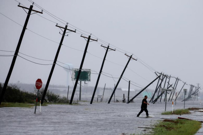 Khi di chuyển sâu vào đất liền, bão Harvey suy yếu dần, với sức gió giật hơn 120 km/giờ. Ảnh: Reuters.