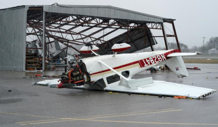 Một chiếc máy bay bị sức gió khủng khiếp lật nhào ở Fulton. Ảnh: Reuters.
