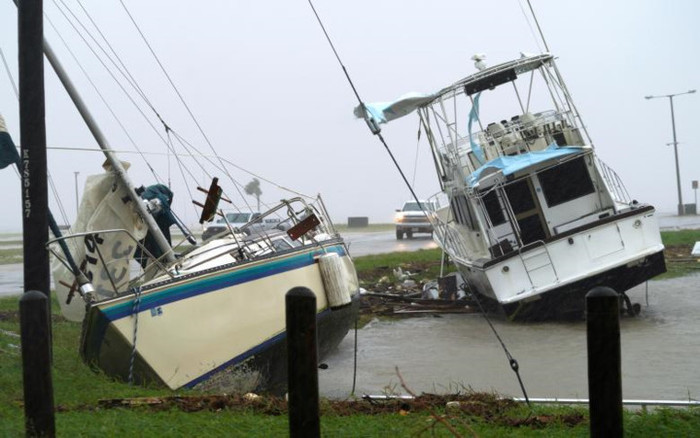 Những chiếc thuyền bị sức mạnh khủng khiếp của cơn bão “quăng” lên bờ ở khu vực cảng Lavaca. Ảnh:Reuters