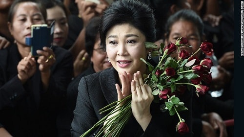 Ngày 25/8, bà Yingluck không xuất hiện trong phiên xét xử cuối cùng mà bà phải đối diện mức án tù 10 năm. Nhiều nguồn tin cho biết có thể em gái ông Thaksin đã rời Thái Lan trước ngày phiên tòa diễn ra. Trong ảnh, những người ủng hộ bà Yingluck có mặt tại tòa án hôm 25/8. Ảnh: Getty.