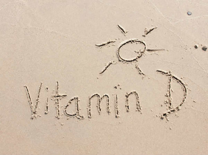 Vitamin D: Ngày nay nhiều phụ nữ đang rơi vào tình trạng loãng xương. Cơ thể rất cần vitamin D để hấp thụ canxi tốt hơn, giúp xương chắc khoẻ. Vitamin này cũng giảm thiểu nguy cơ gặp các vấn đề về thị giác, viêm khớp và một số loại ung thư nhất định. Bạn cần tiếp xúc ánh sáng mặt trời để có được vitamin này. Ngoài ra, thực phẩm như sữa, gan, trứng và cá cung cấp vitamin D.