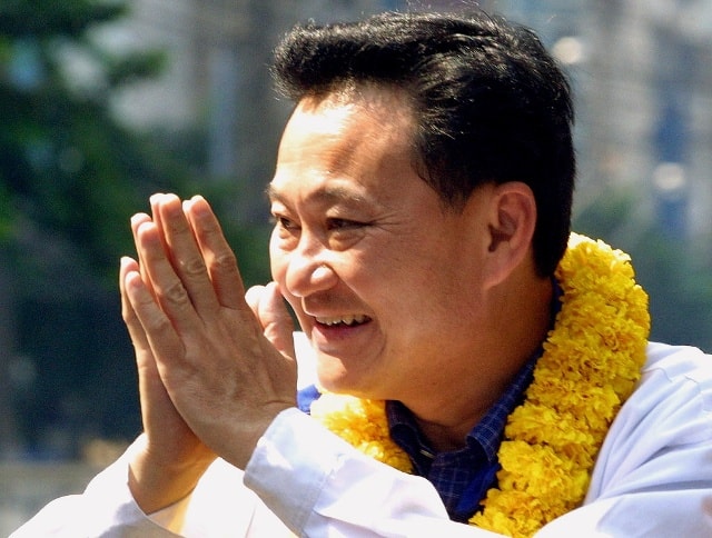 Tháng 1/2001, Đảng Thai Rak Thai(TRT) của ông Thaksin (thành lập tháng 7/1998), giành thắng lợi bầu cử. Tỷ phú viễn thông Thaksin Shinawatra giành chiến thắng thuyết phục trong cuộc bầu cử tại Thái Lan. Ông theo đuổi các chính sách theo đường lối dân túy, được sự ủng hộ của cử tri nông thôn và tầng lớp người nghèo ở thành thị. 