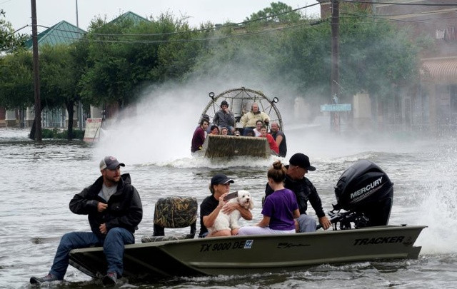 Người ta được giải cứu khỏi những trận lụt từ Hurricane Harvey trên chiếc thuyền không khí ở Dickinson, Texas