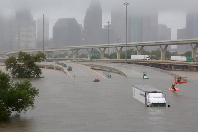 Đường cao tốc Interstate 45 bị ngập nước ở Houston. Ảnh: Reuters
