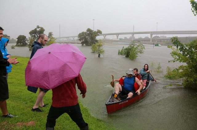 Các cư dân khu vực sử dụng một chiếc thuyền kayak để cứu những người lái xe bị mắc kẹt trên xa lộ Interstate 45 ở Houston