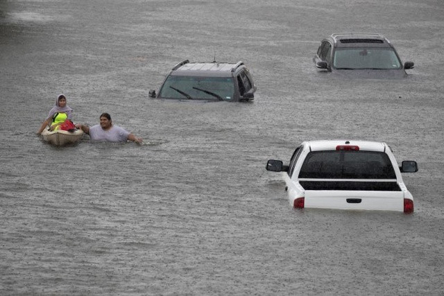 Jesus Rodriguez giải cứu Gloria Garcia sau khi mưa ngập nước Pearland, ở ngoại ô Houston.