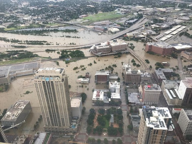 Trung tâm thành phố bị ngập nước được nhìn thấy từ tháp JP Morgan Chase sau khi cơn bão Harvey tràn ngập bờ biển Vịnh Texas với mưa gây ngập lụt lan rộng ở Houston, Texas.