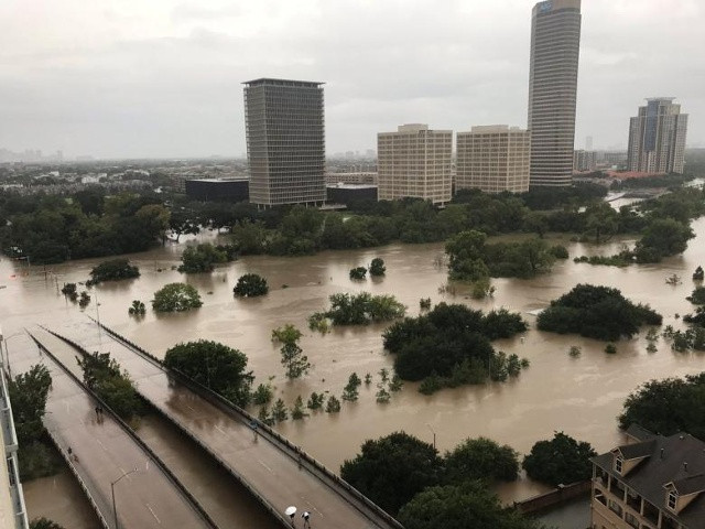 Trung tâm thành phố bị ngập nước Houston được nhìn thấy từ một vùng cao dọc theo Buffalo Bayou ở Houston, Texas. 