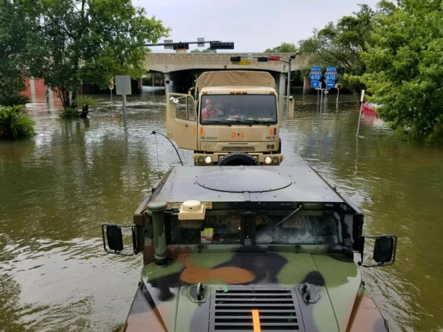 Các lính gác của Lực lượng Cảnh sát Quốc gia Texas đến để giúp đỡ các cư dân ở những vùng bị ngập lụt nặng nề từ các cơn bão Hurvey Harvey ở Houston, Texas.
