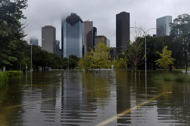 Đường chân trời của thành phố được phản ánh trong nước lũ tại công viên Buffalo Bayou ở Houston