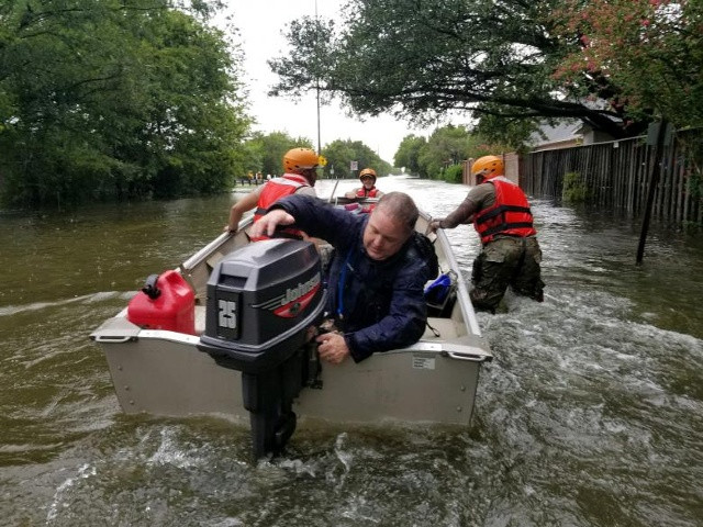 Những người lính canh Quốc phòng Texas tìm kiếm bằng thuyền cho những cư dân bị mắc kẹt ở Houston, Texas.