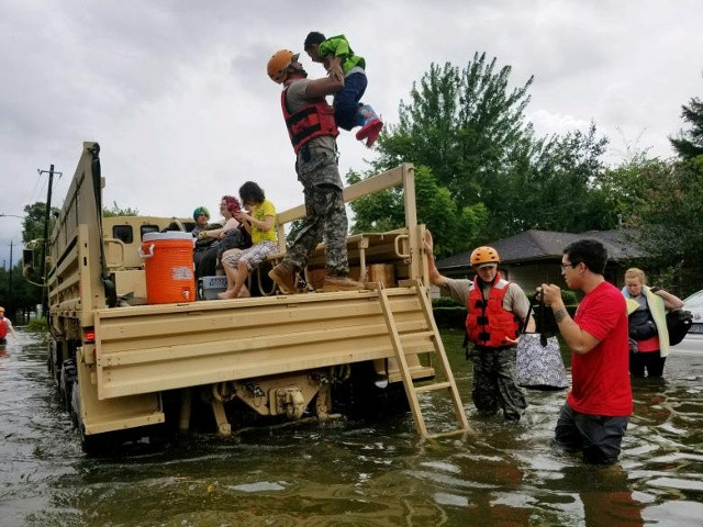 Các lính gác bảo vệ quốc gia Texas hỗ trợ người dân ở những vùng ngập nặng ở Houston, Texas. 