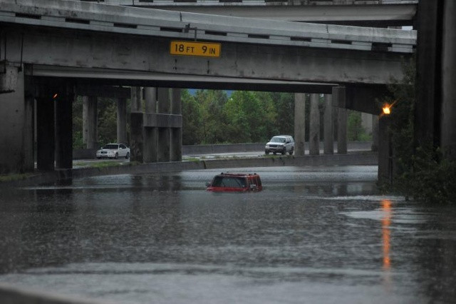 Một chiếc Hummer bị bỏ rơi được che phủ bởi dòng nước lũ trên Interstate 610 sau khi cơn bão Harvey tràn ngập bờ biển Vịnh Texas với mưa, tại Houston, Texas