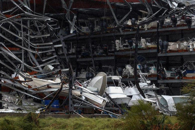 Tàu thuyền bị phá hủy trong một kho chứa bom tràn vào Hurricane Harvey ở Rockport, Texas.