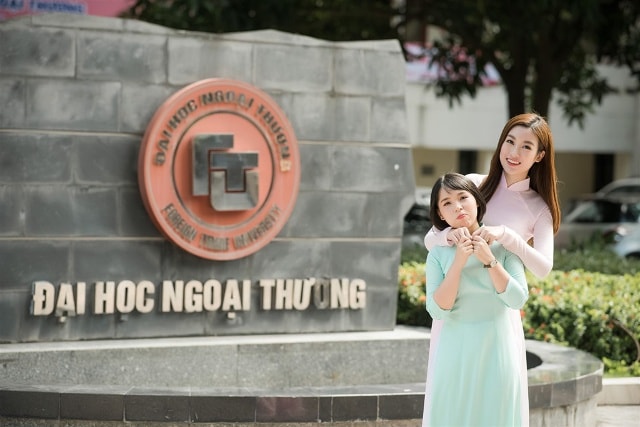 Hoa hậu 9X và các bạn cùng lớp Đại học có những khoảnh khắc đáng yêu, tinh nghịch, đúng với lứa tuổi đôi mươi. 