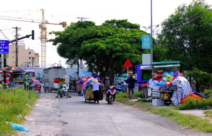 Khu vực đối diện bệnh viên trở thành nơi họp chợ ngoài giờ hành chính