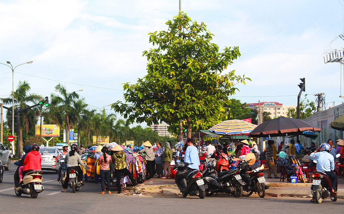 Lộn xộn trước cổng bệnh viện đa khoa tỉnh thời điểm ngoài giờ hành chính. Ảnh: P.T