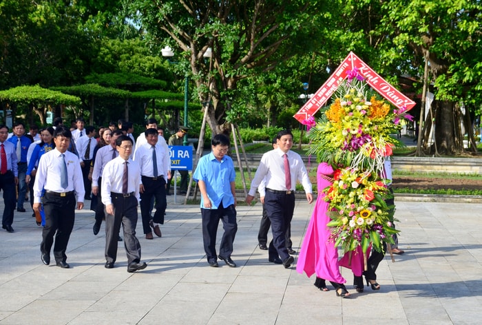 Đoàn đại biểu tỉnh đến dâng hoa, dâng hương tại Khu Di tích Kim Liên. Ảnh: Thành Duy