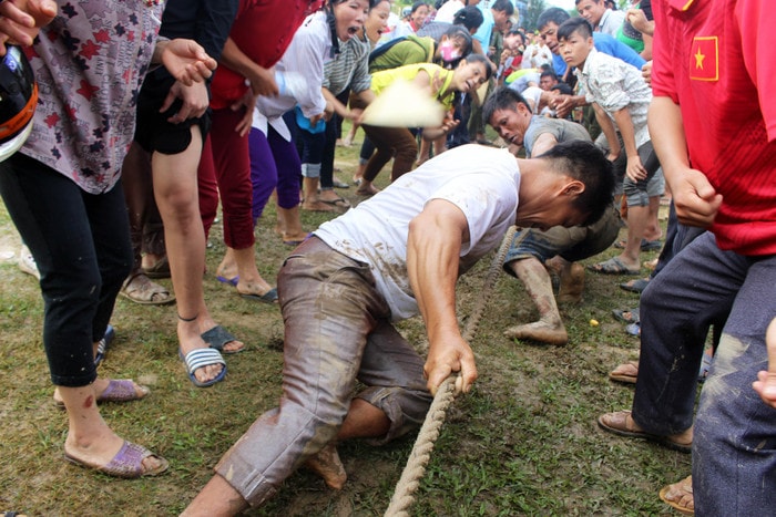 Các môn thi thuộc trò chơi dân gian như kéo co, bắn nỏ, đẩy gậy với những màn thi đấu hấp dẫn, thu hút đông đảo người xem. Riêng môn kéo co, thi đấu 3 hình thức: nam, nữ và hỗn hợp nam nữ. Ảnh: Huy Thư